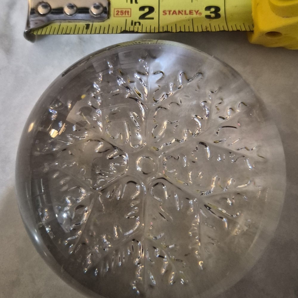 Vintage CLEAR ART GLASS PAPERWEIGHT SNOWFLAKE 3.5" DIAMETER - Picture 3 of 3